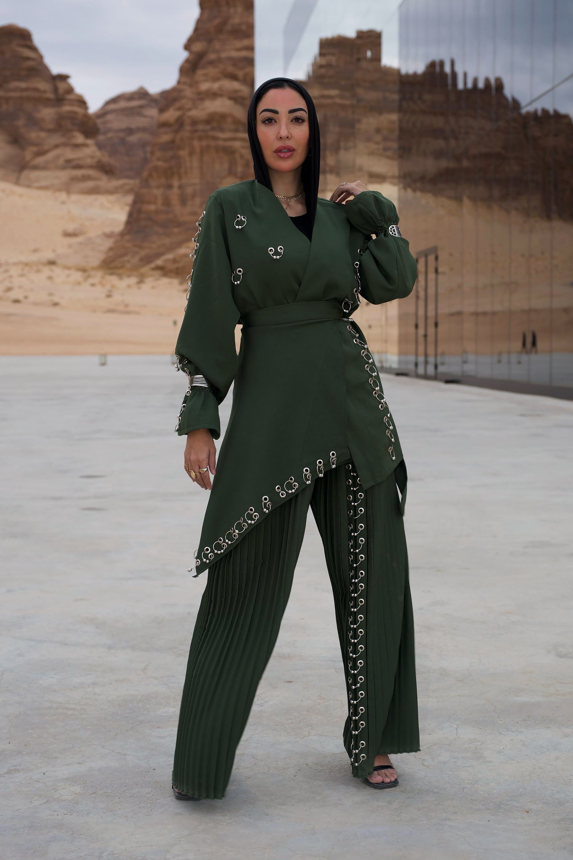 طقم حواء أخضر مكون من بلوزة وبنطلون من نورهان الشورى