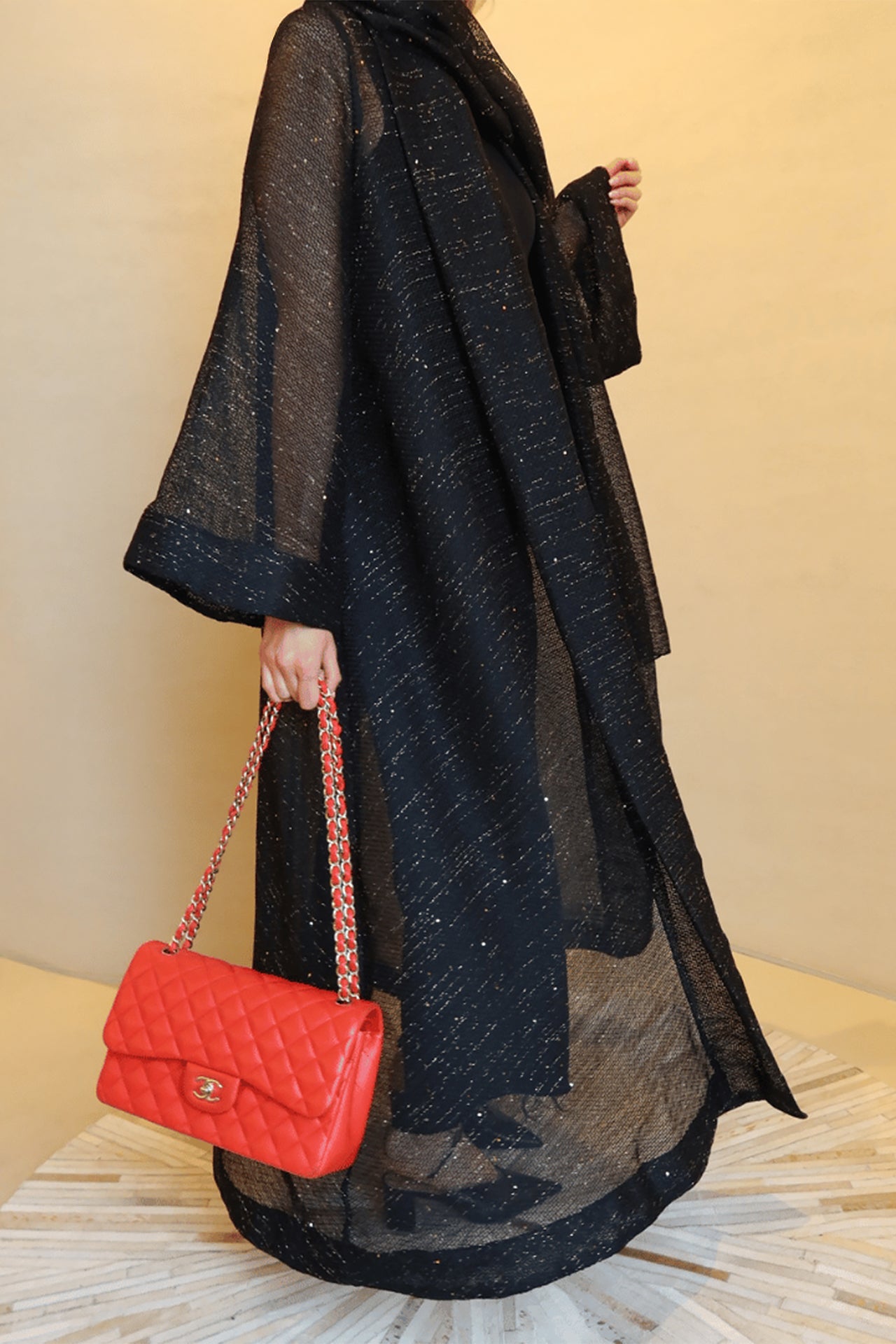 عباية سوداء لامعة من F.Lounge