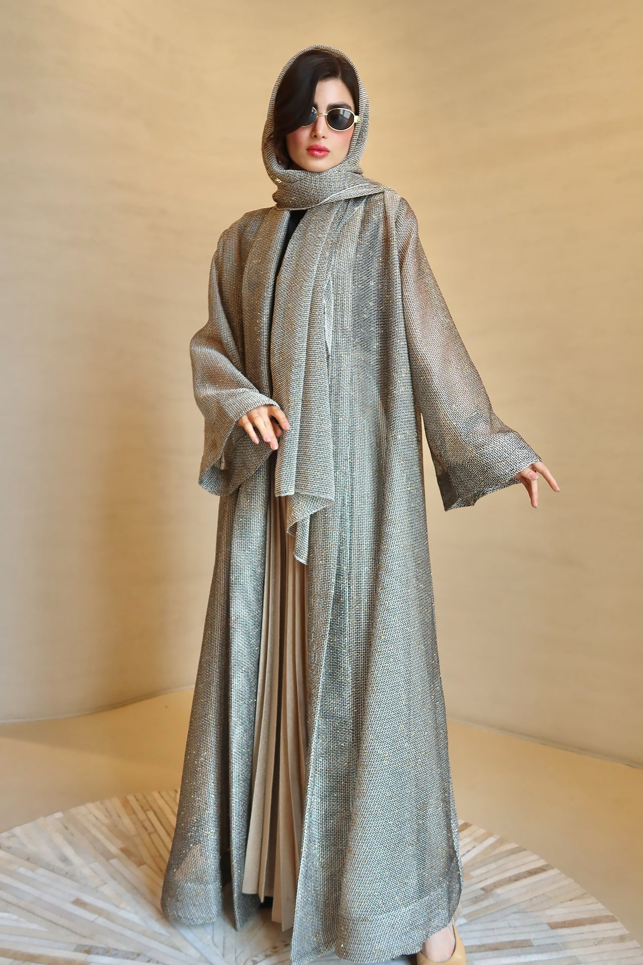 عباية رمادية لامعة من F.Lounge