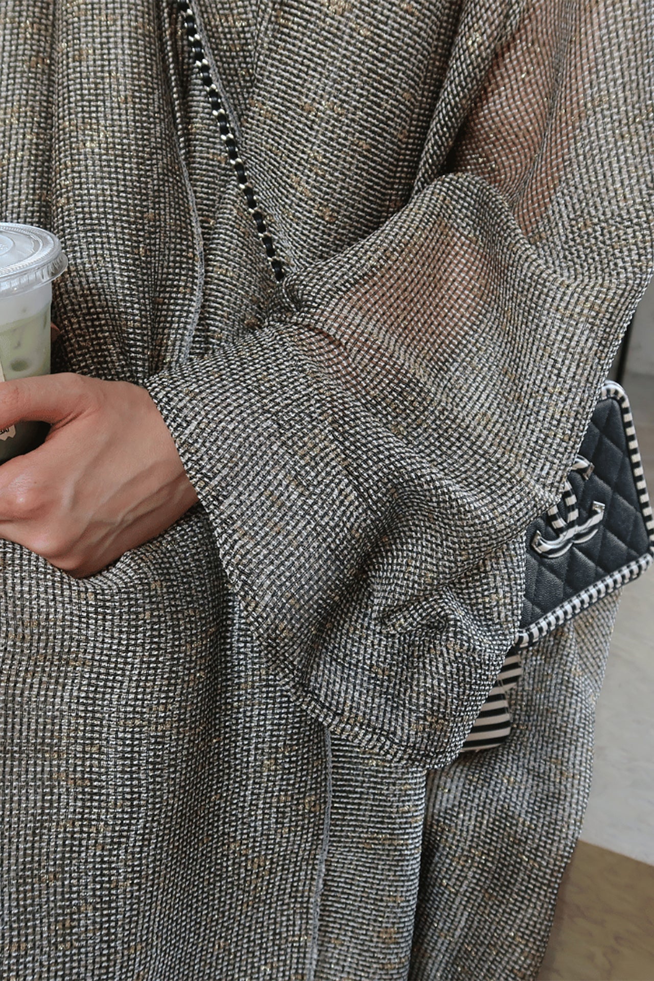 عباية رمادية لامعة من F.Lounge