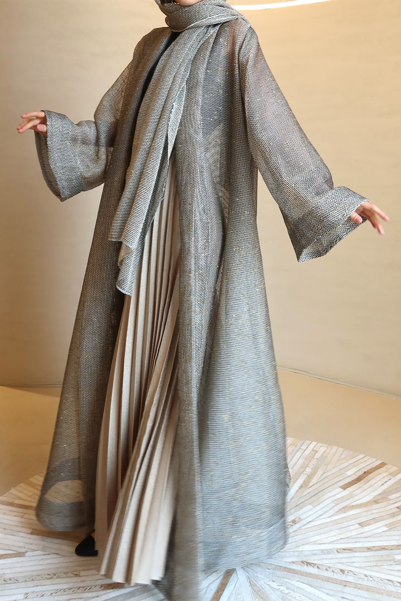 عباية رمادية لامعة من F.Lounge