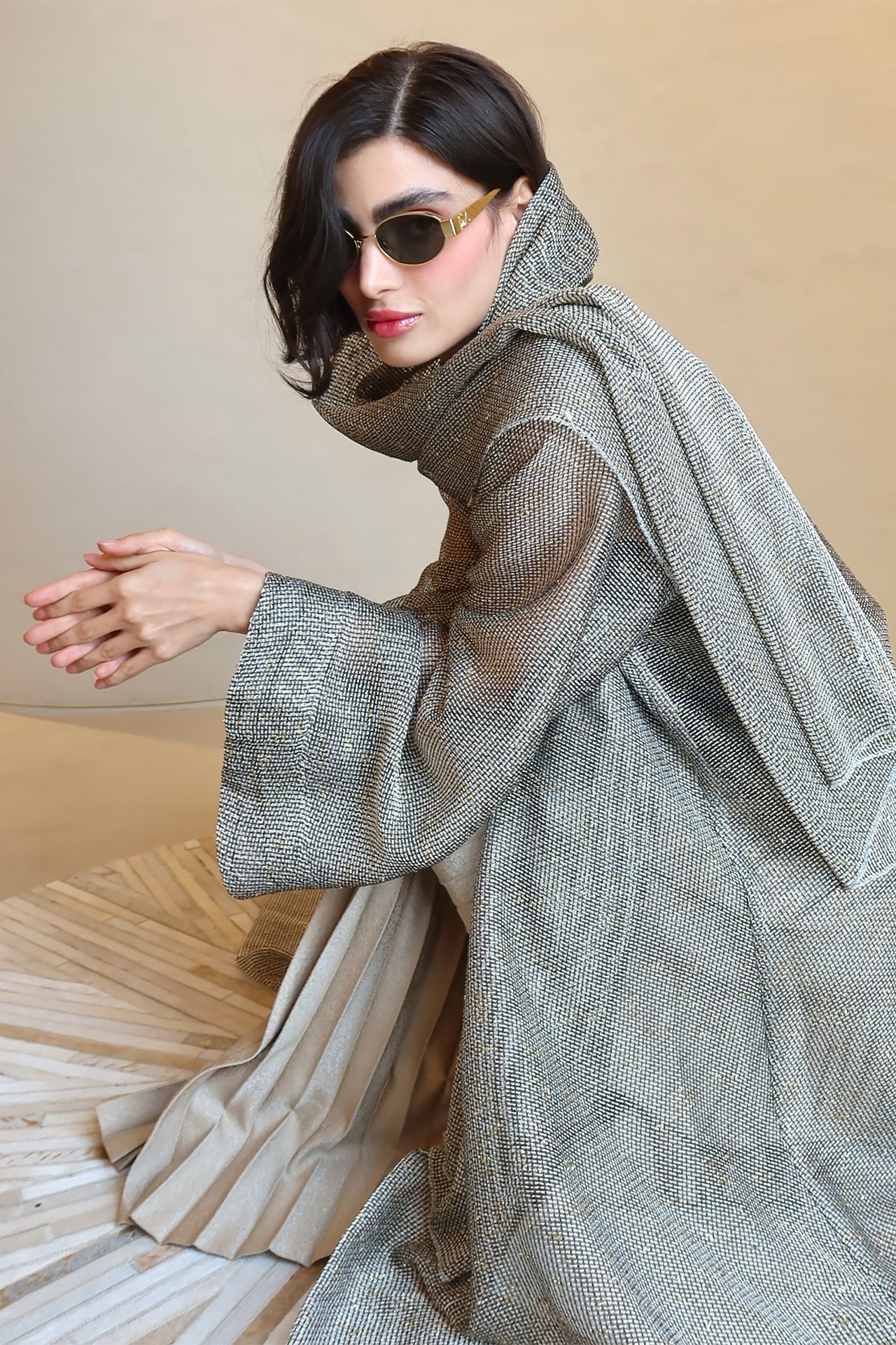عباية رمادية لامعة من F.Lounge