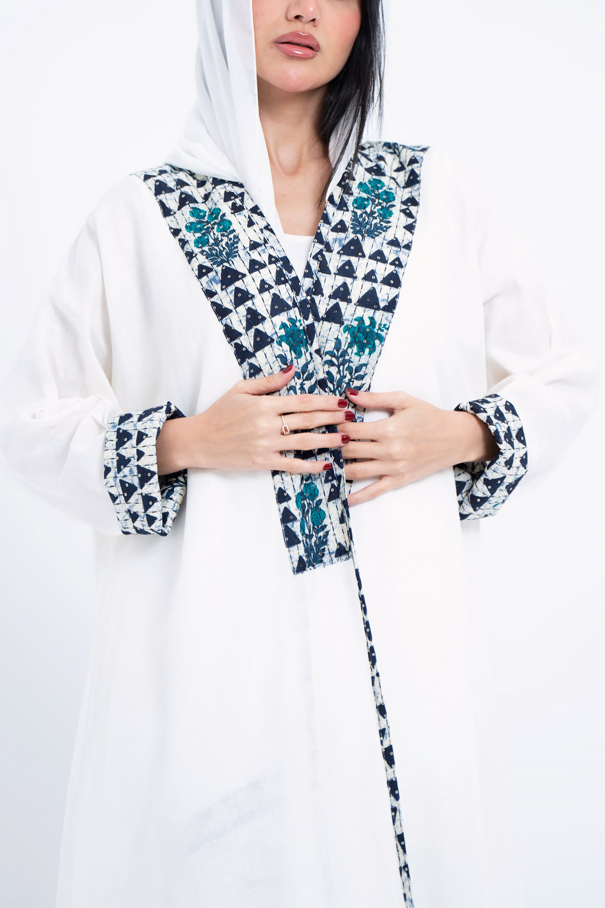 White Geo Linen Abaya by Taa Marbotah