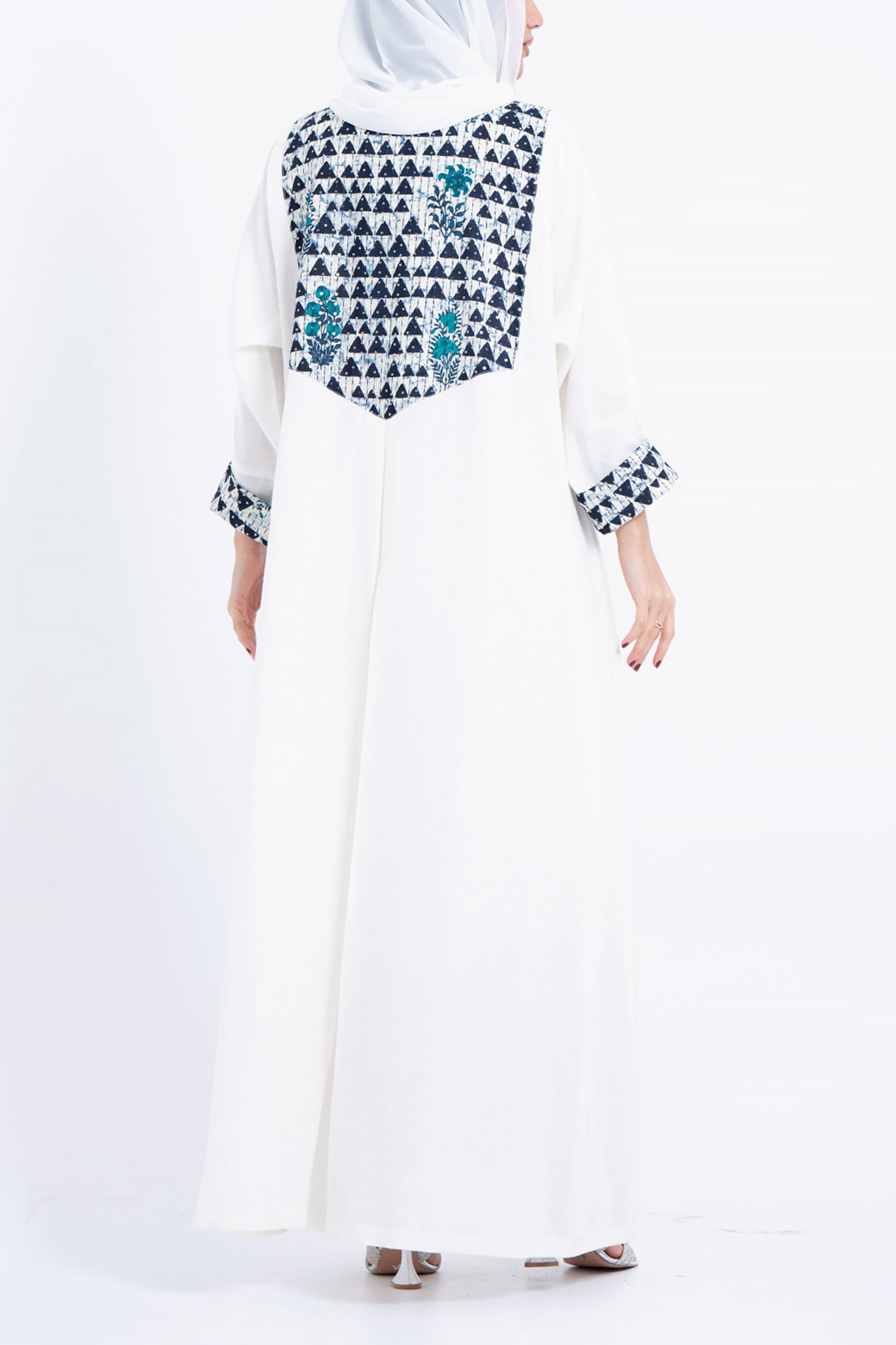 White Geo Linen Abaya by Taa Marbotah