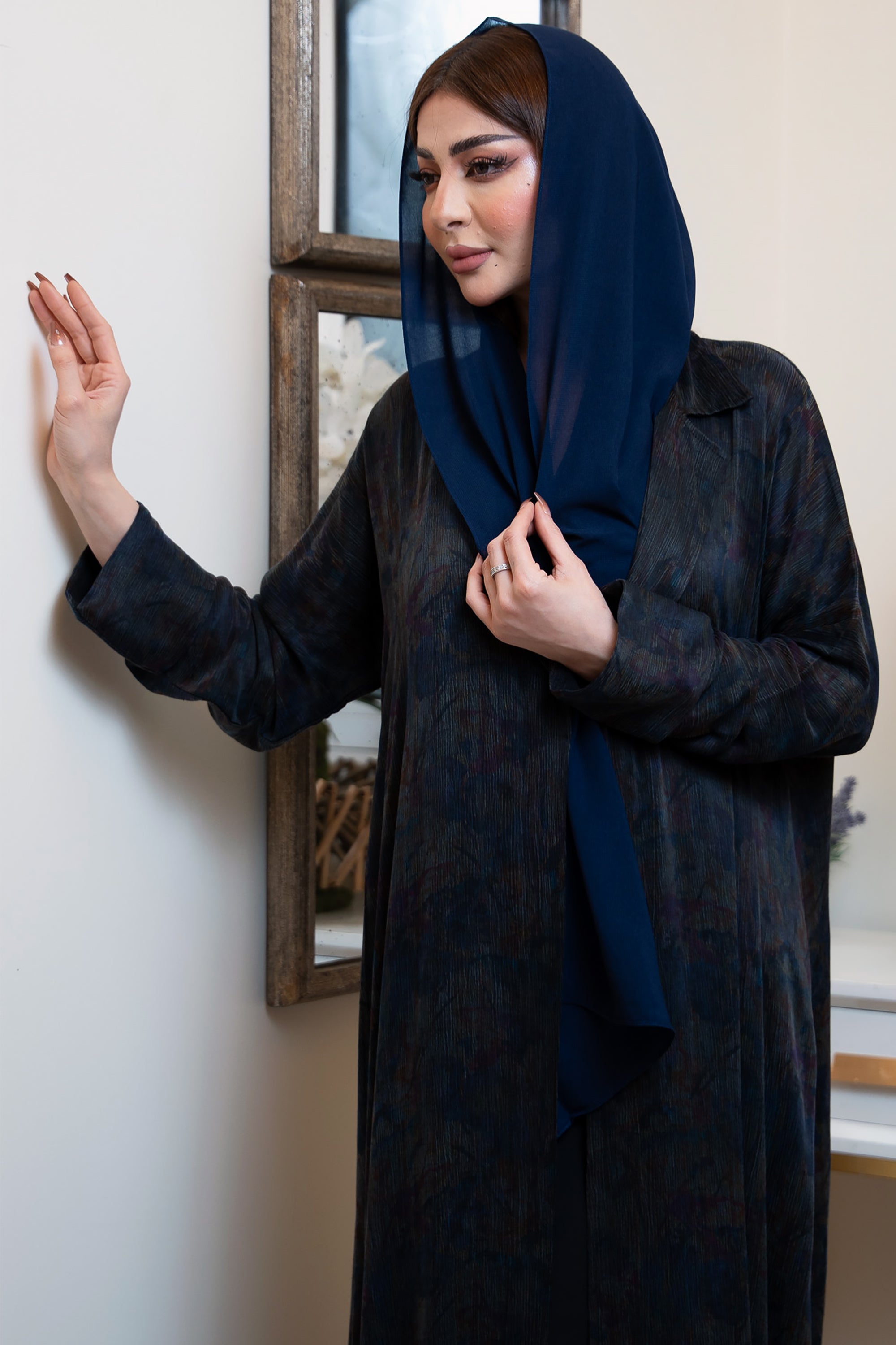 عباية حرير جاكار زرقاء داكنة من تصميم تاء مربوطة