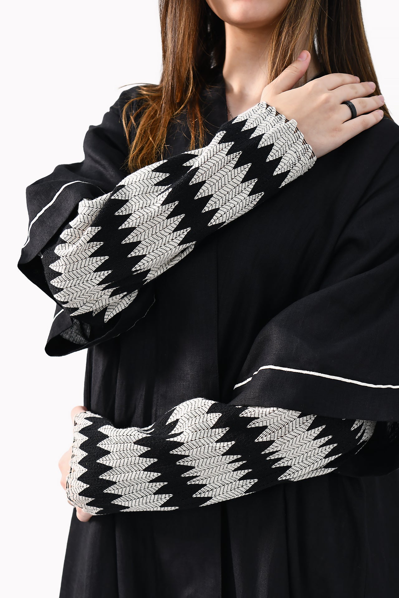 Zig-Zag Linen Black Abaya by May Thahab