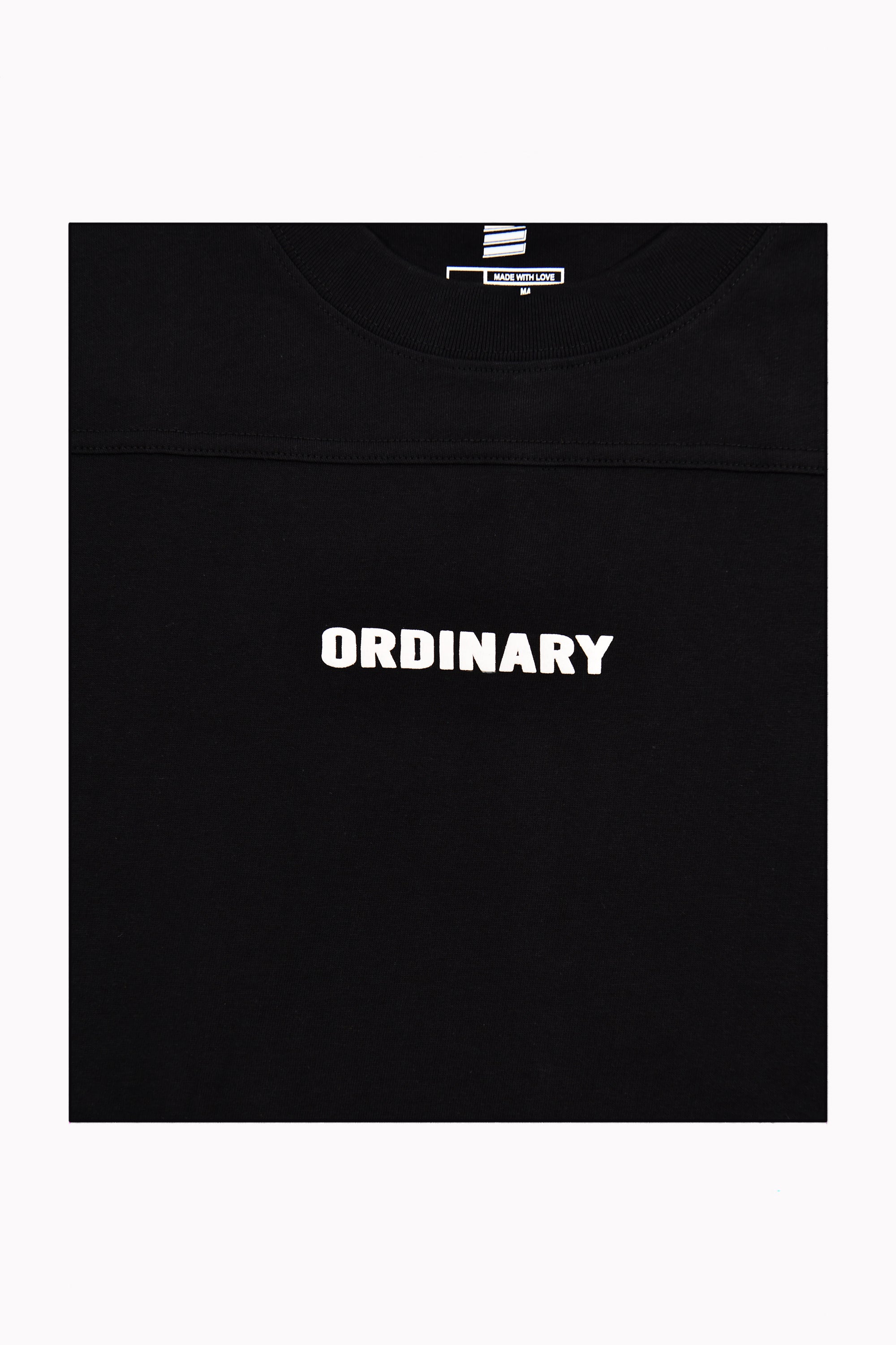تي شيرت أسود "ORDINARY" من Ordinary Clothes