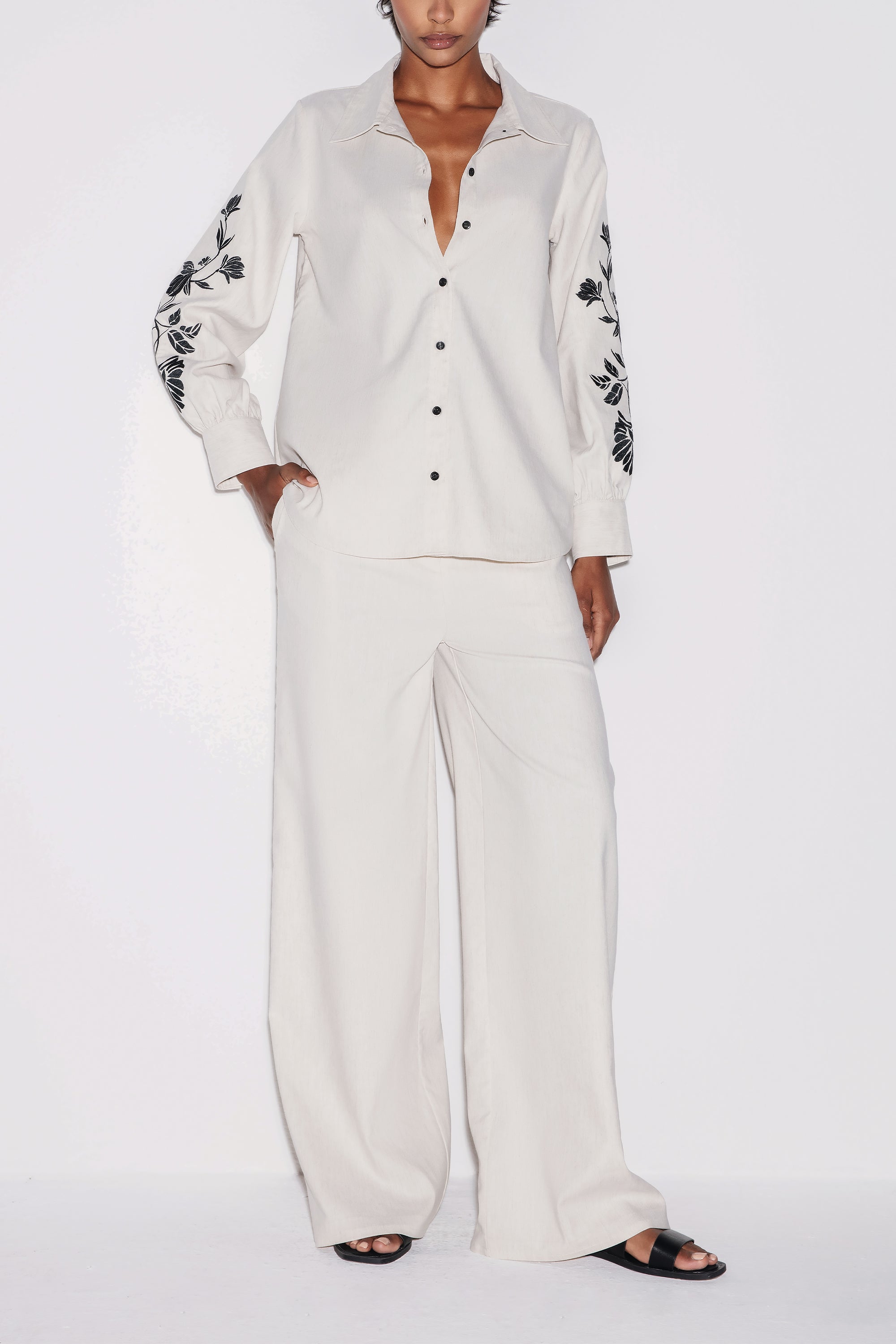 White Linen Floral Ensemble High-Waisted Straight-Leg Trousers by Lili Blanc