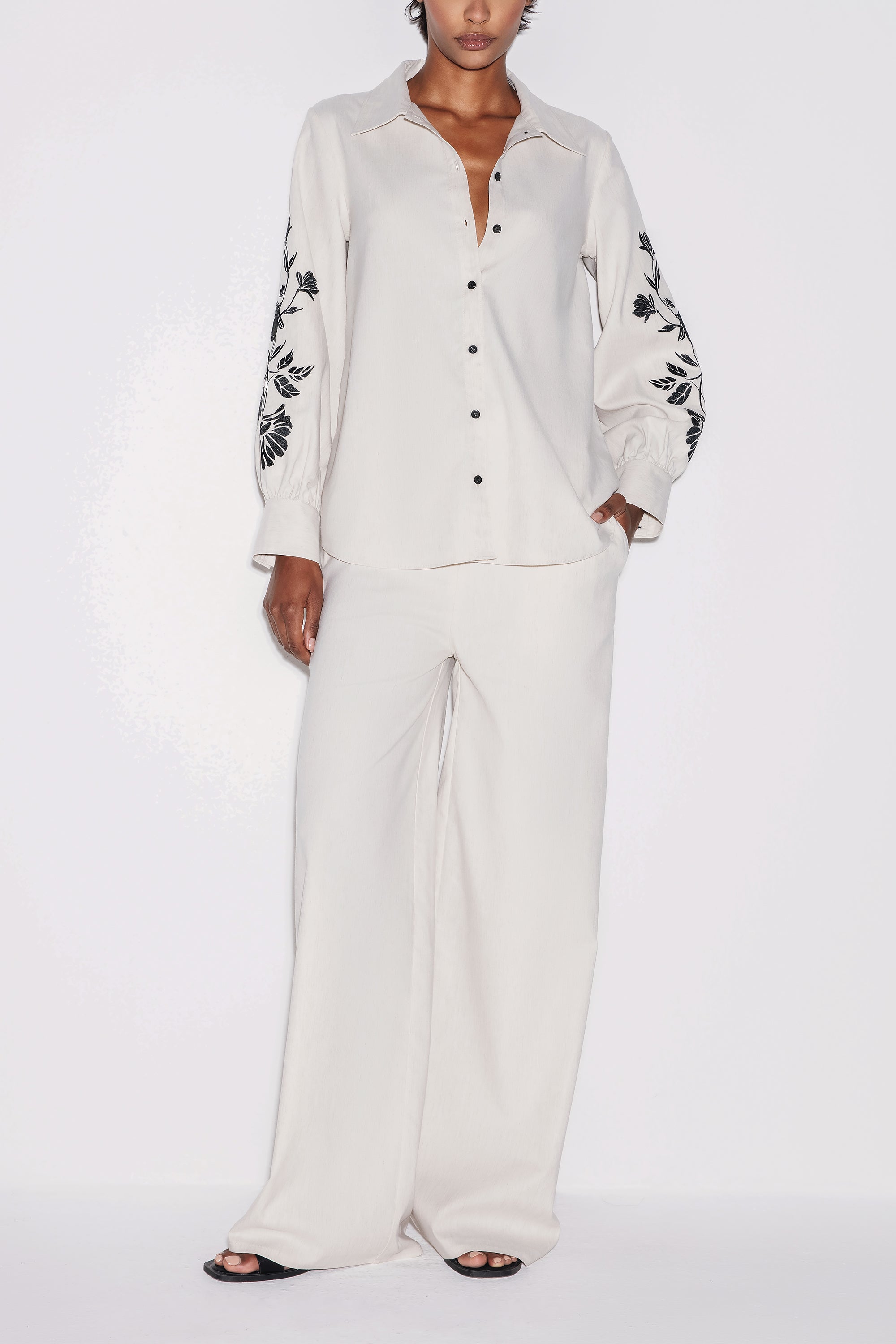 White Linen Floral Ensemble High-Waisted Straight-Leg Trousers by Lili Blanc
