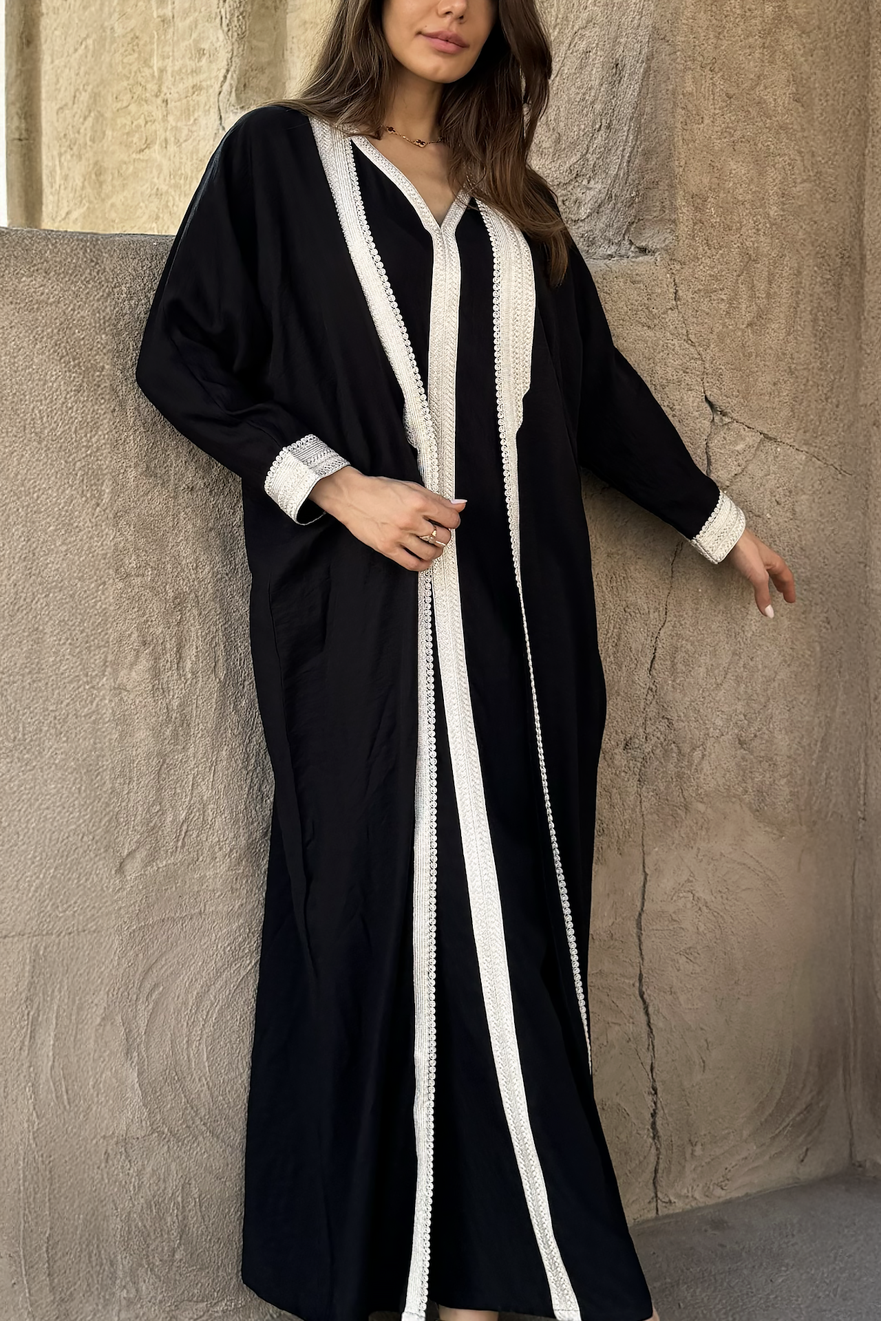 عباية من الكتان الأسود الناعم من ميزون أرابيل