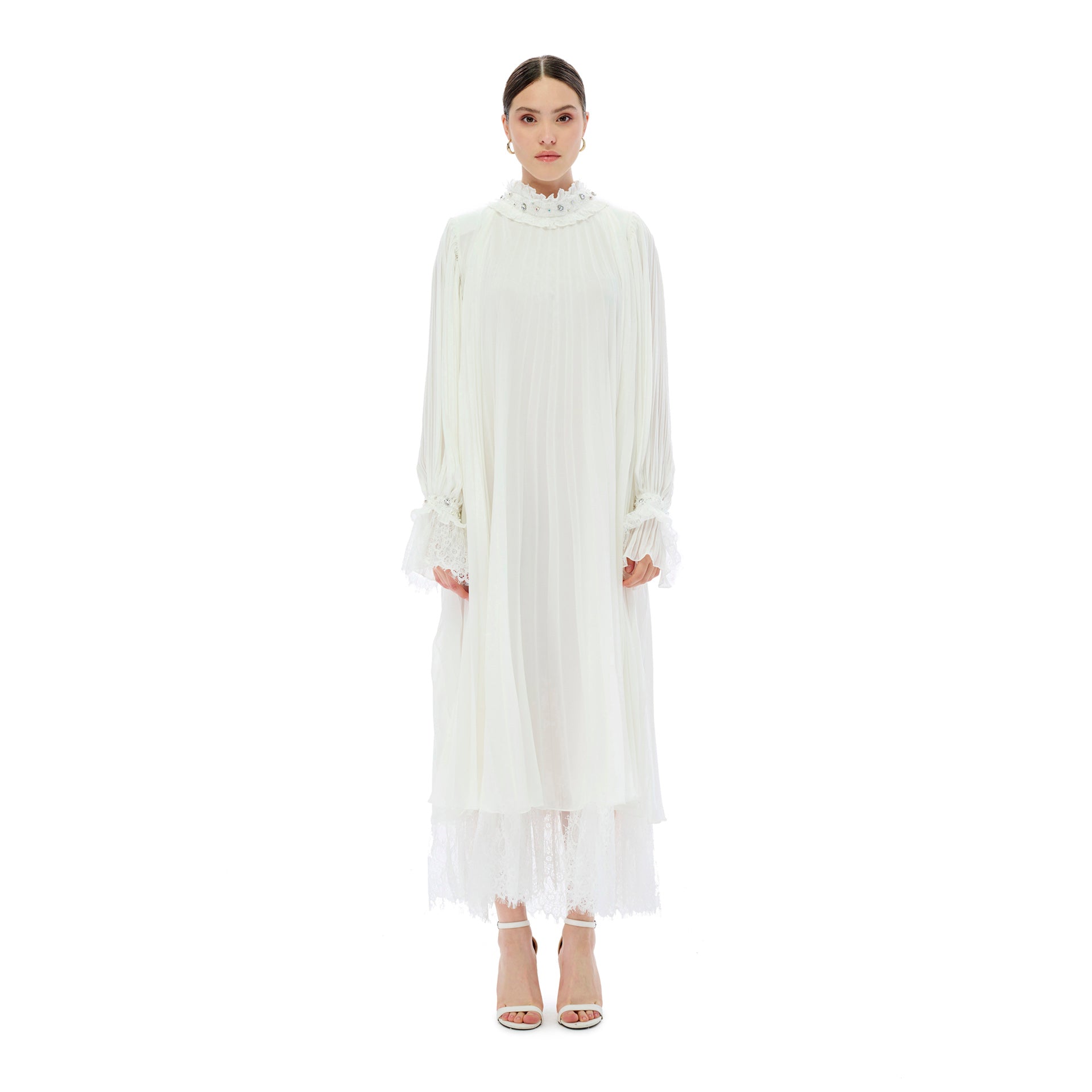 فستان شيفون أبيض بطيات من ميها