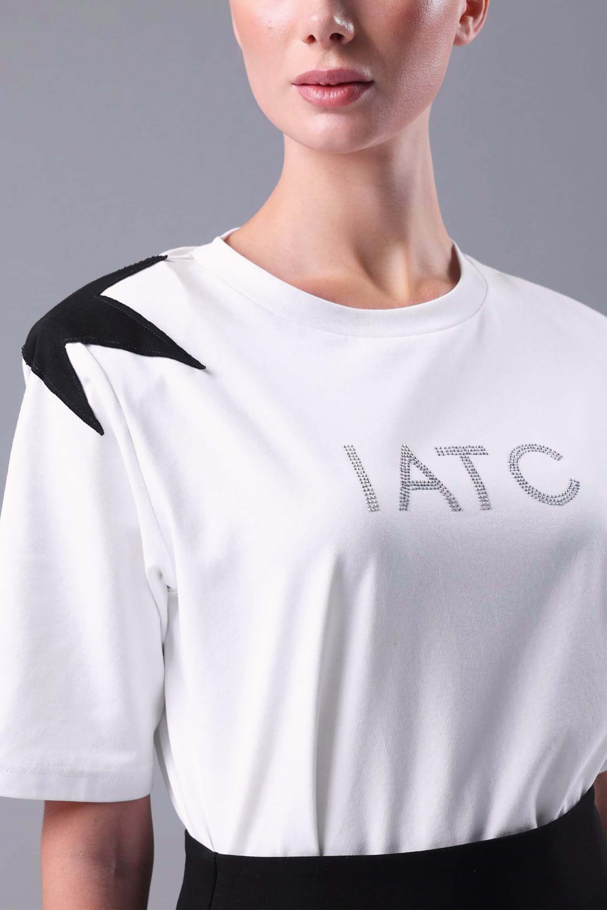 تي شيرت IATC أبيض لامع من شركة I Am The Company