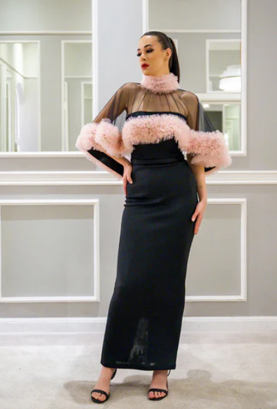فستان أسود ووردي بدون أكمام  مع كيب رافلز من AAVVA