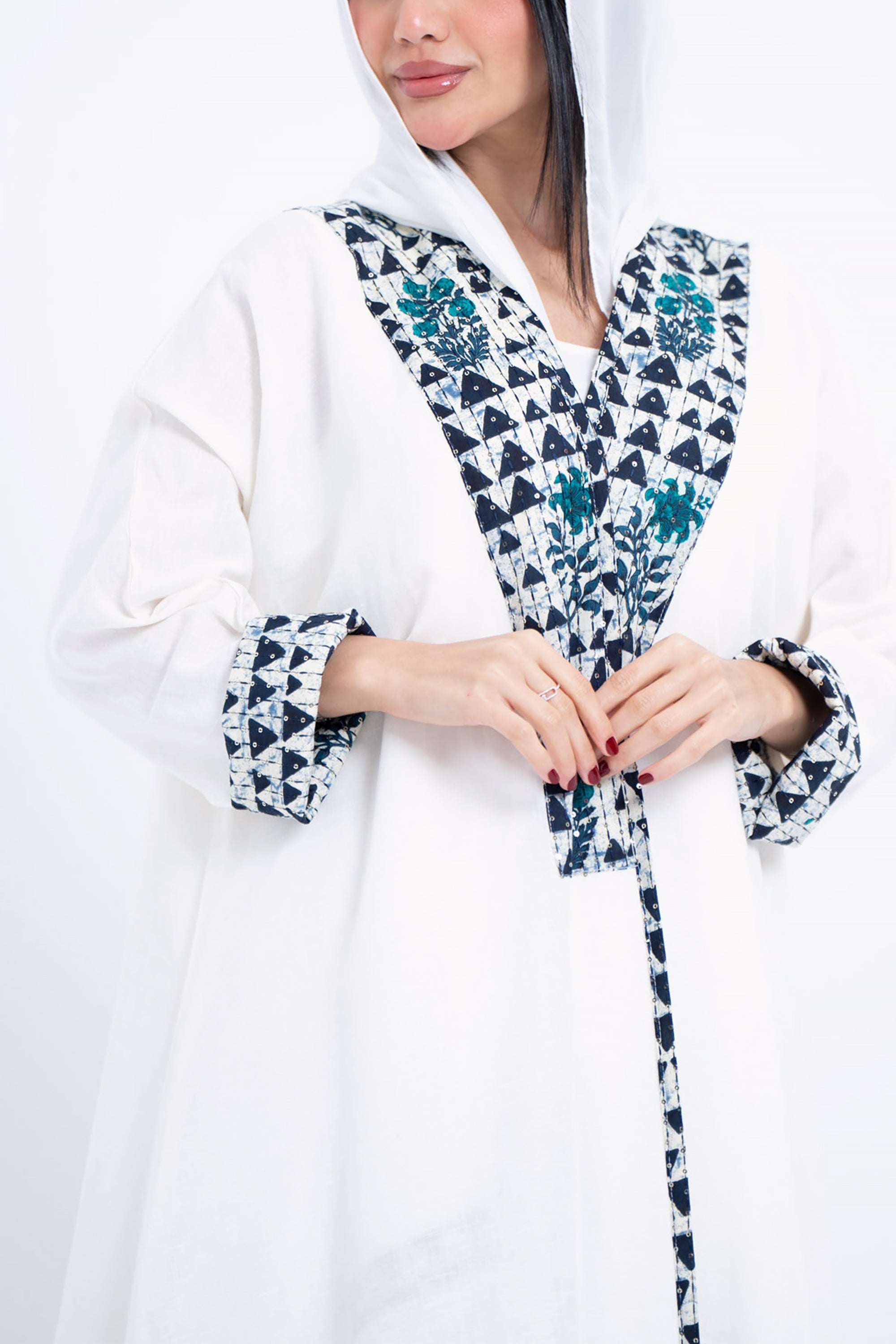 White Geo Linen Abaya by Taa Marbotah