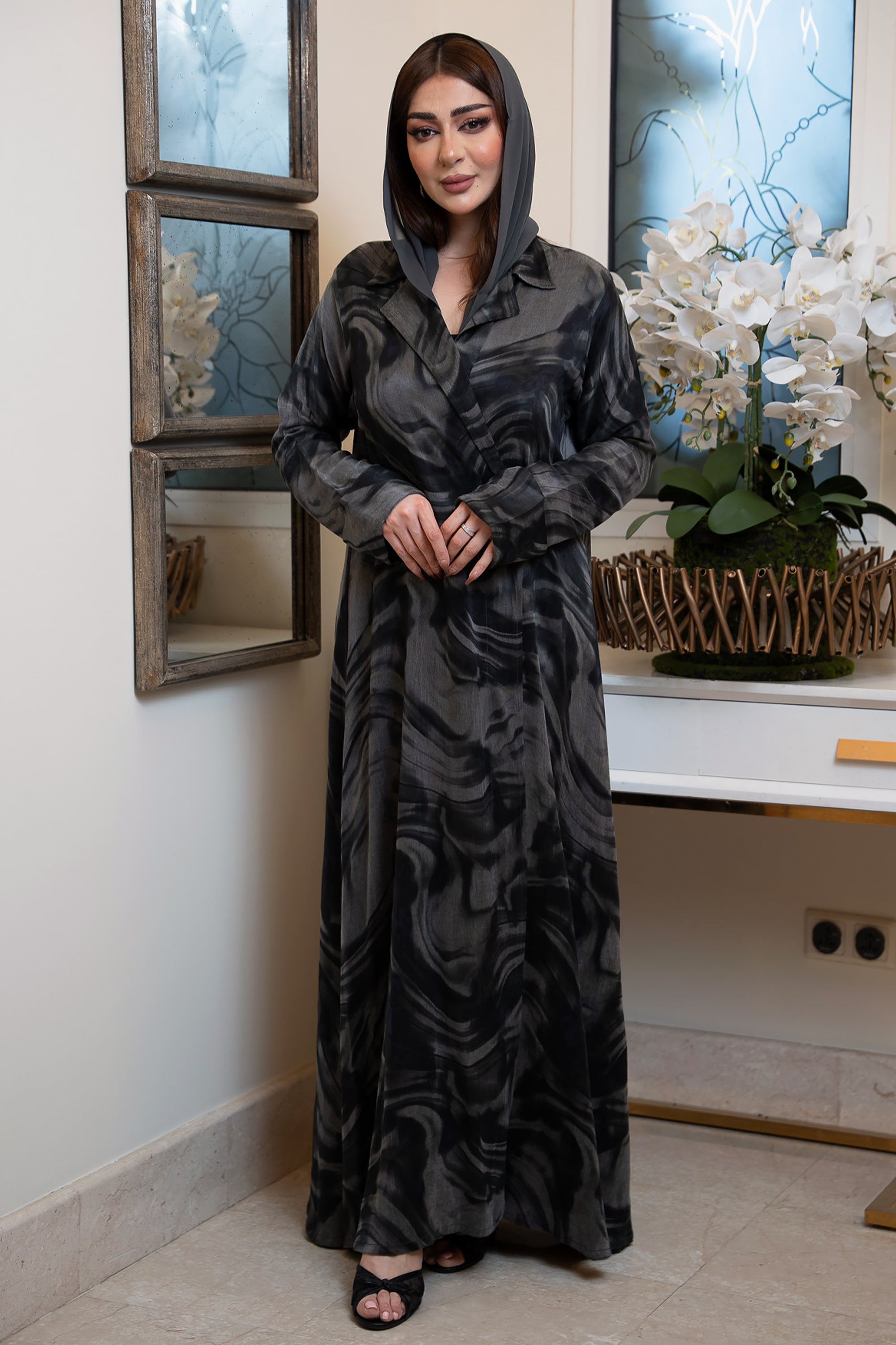 Grey Swirling Jacquard Silk Abaya by Taa Marbotah