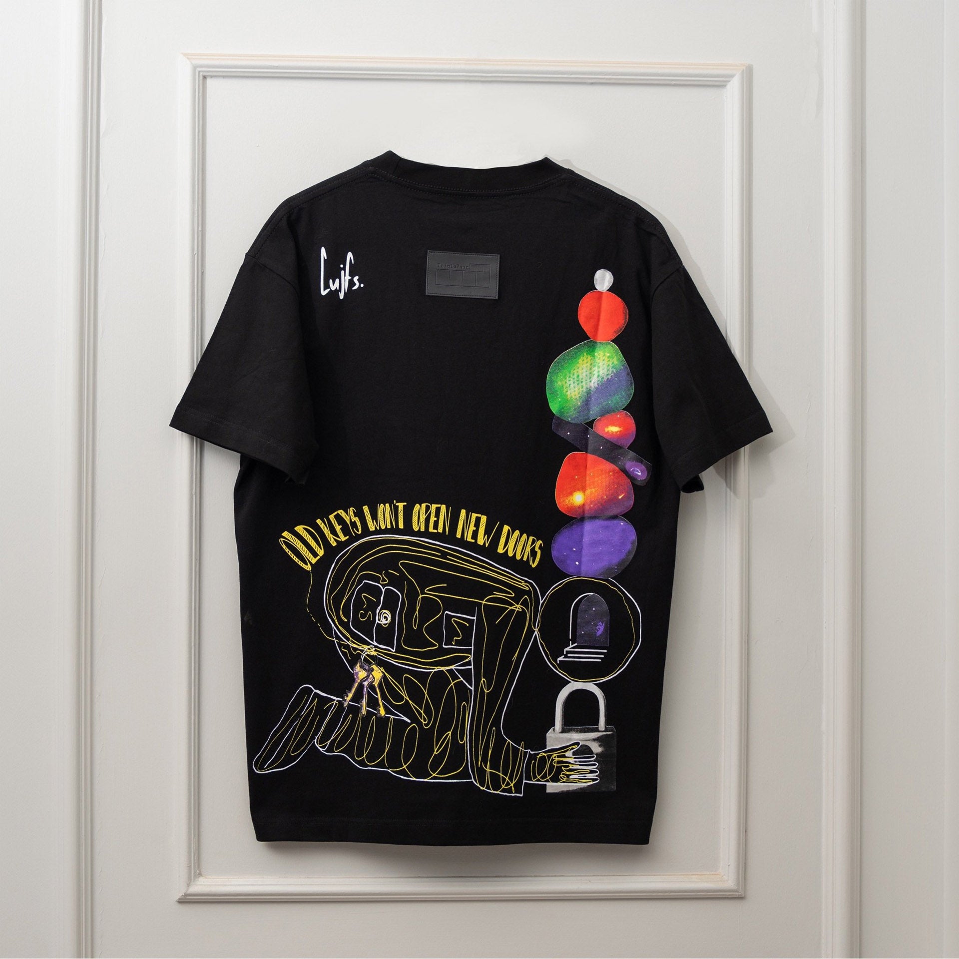 Black T-shirt "Old Keys" From Triple Four