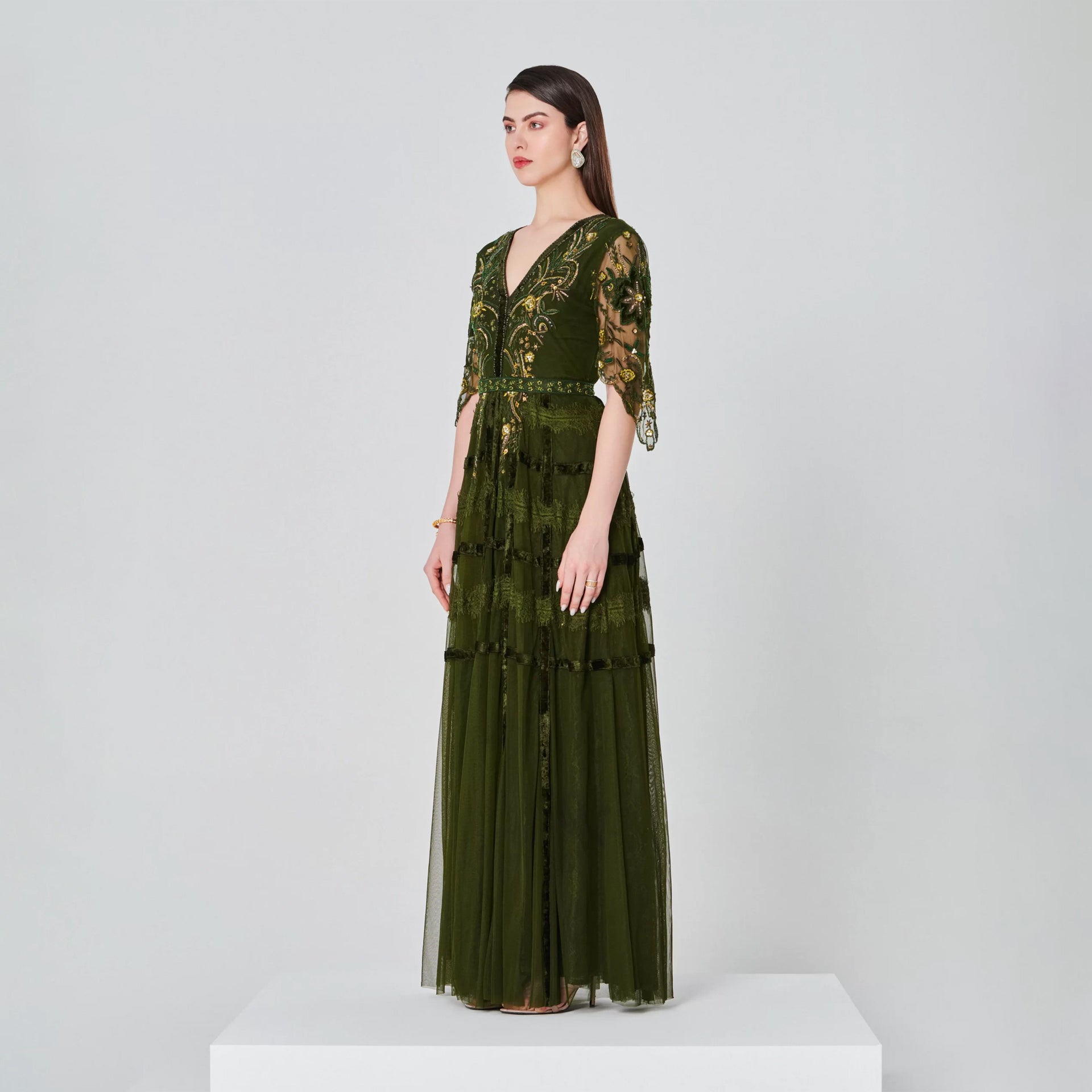 فستان توليب أخضر زيتوني بأكمام قصيرة وتطريز ذهبي من شالكي